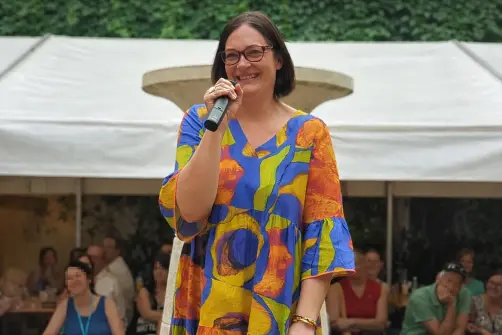 Katy Roming mit einer Gruppe bei einem Retreat